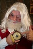 Quanto tempo até o Natal?  Tick tock, o relógio está batendo! Assista o relógio de contagem regressiva do papai Noel até o Natal!