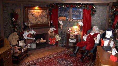 Santa tracker image showing what Santa is doing right now